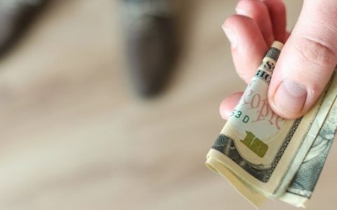 哪里借钱门槛低下款快，微信快速借钱500元