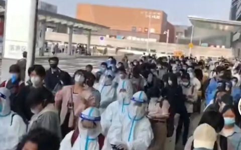 实拍上海虹桥火车站旅客离沪