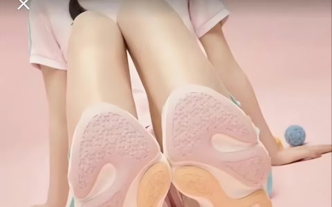 女鞋海报被指擦边 安踏客服回应