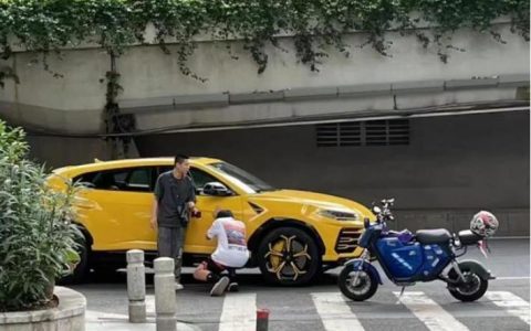 男子撞兰博基尼下跪求情后转头炫耀