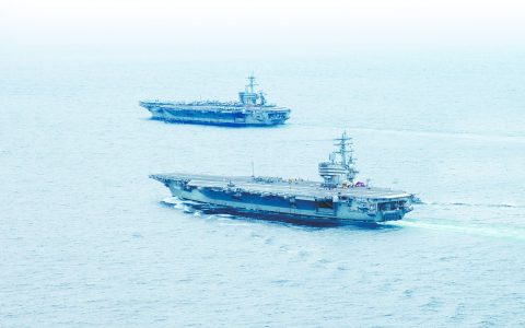 美双航母在台岛以东演练想干啥