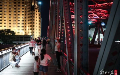 海关大楼钟声响起 外滩汽车鸣笛