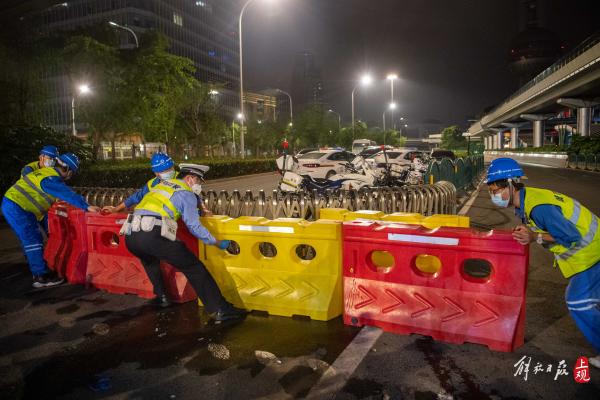 外滩堵车了！今天零时，上海全面撤除跨江跨区交通隔离设施，车流回来了