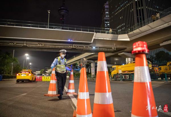 外滩堵车了！今天零时，上海全面撤除跨江跨区交通隔离设施，车流回来了