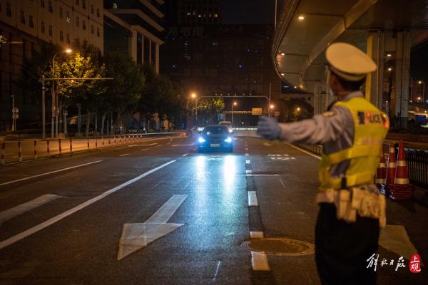 外滩堵车了！今天零时，上海全面撤除跨江跨区交通隔离设施，车流回来了