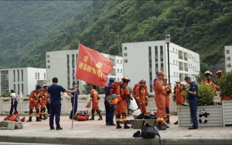 直击四川6.1级地震灾后现场