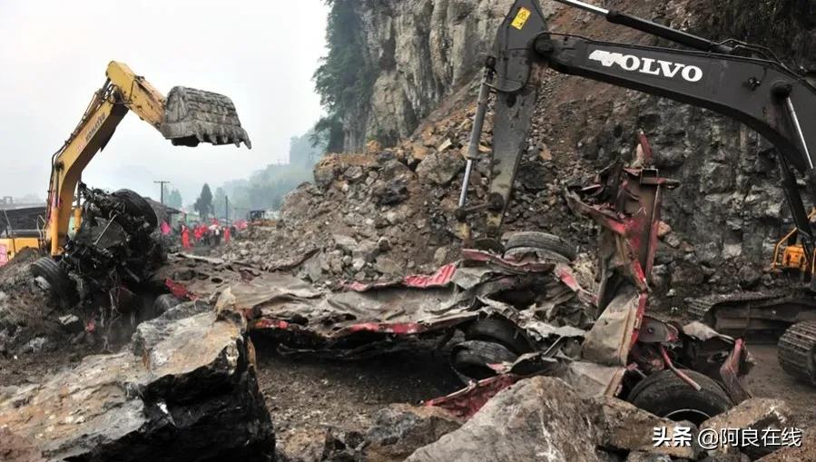 四川雅安地震已致4死：均系被飞石砸中