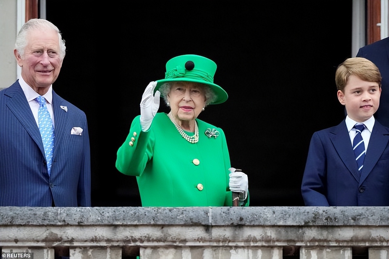 96岁英国女王重现宫殿阳台，拄着拐杖仍霸气，看8岁乔治满脸疼爱