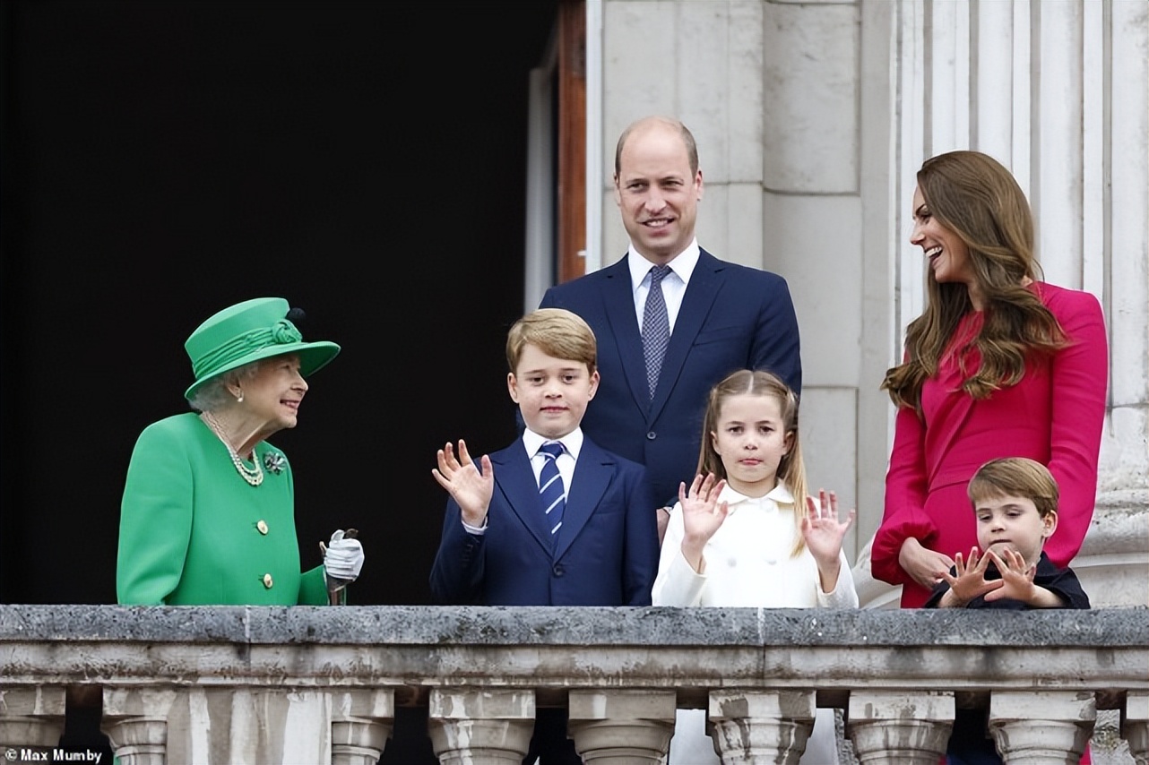 96岁英国女王重现宫殿阳台，拄着拐杖仍霸气，看8岁乔治满脸疼爱