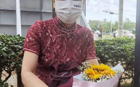 爸爸花钱雇儿子穿旗袍给女儿加油