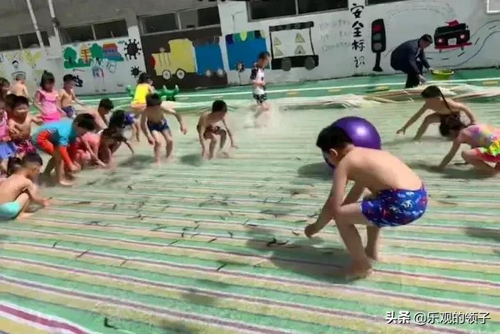 幼儿园塔建简易泳池让孩子体验抓泥鳅，网友称：我也想玩呀