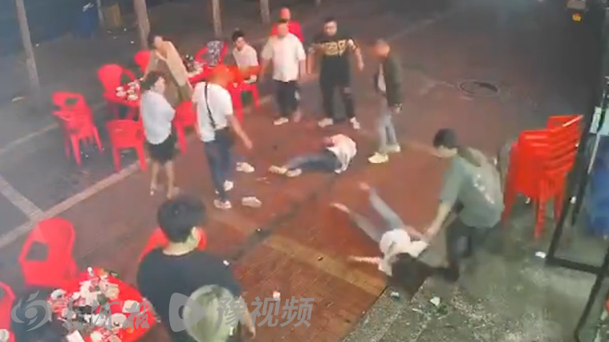 警方通报、妇联回应！河北唐山多名男子烧烤店前暴力打人，目击者：打完人就走了