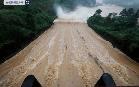 广西柳州最大中型水库开闸泄洪