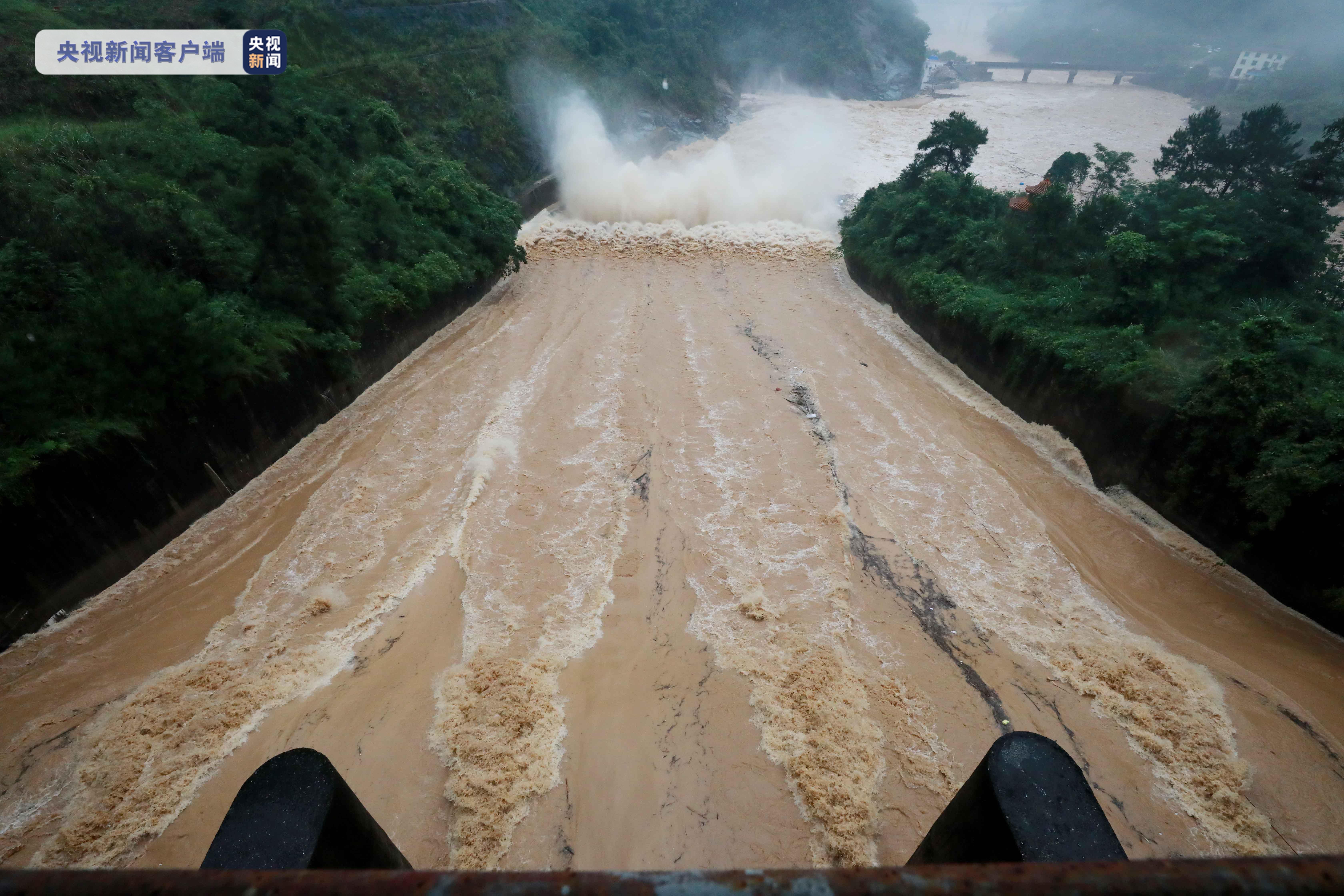 广西柳州：暴雨后泗维河水库开闸泄洪