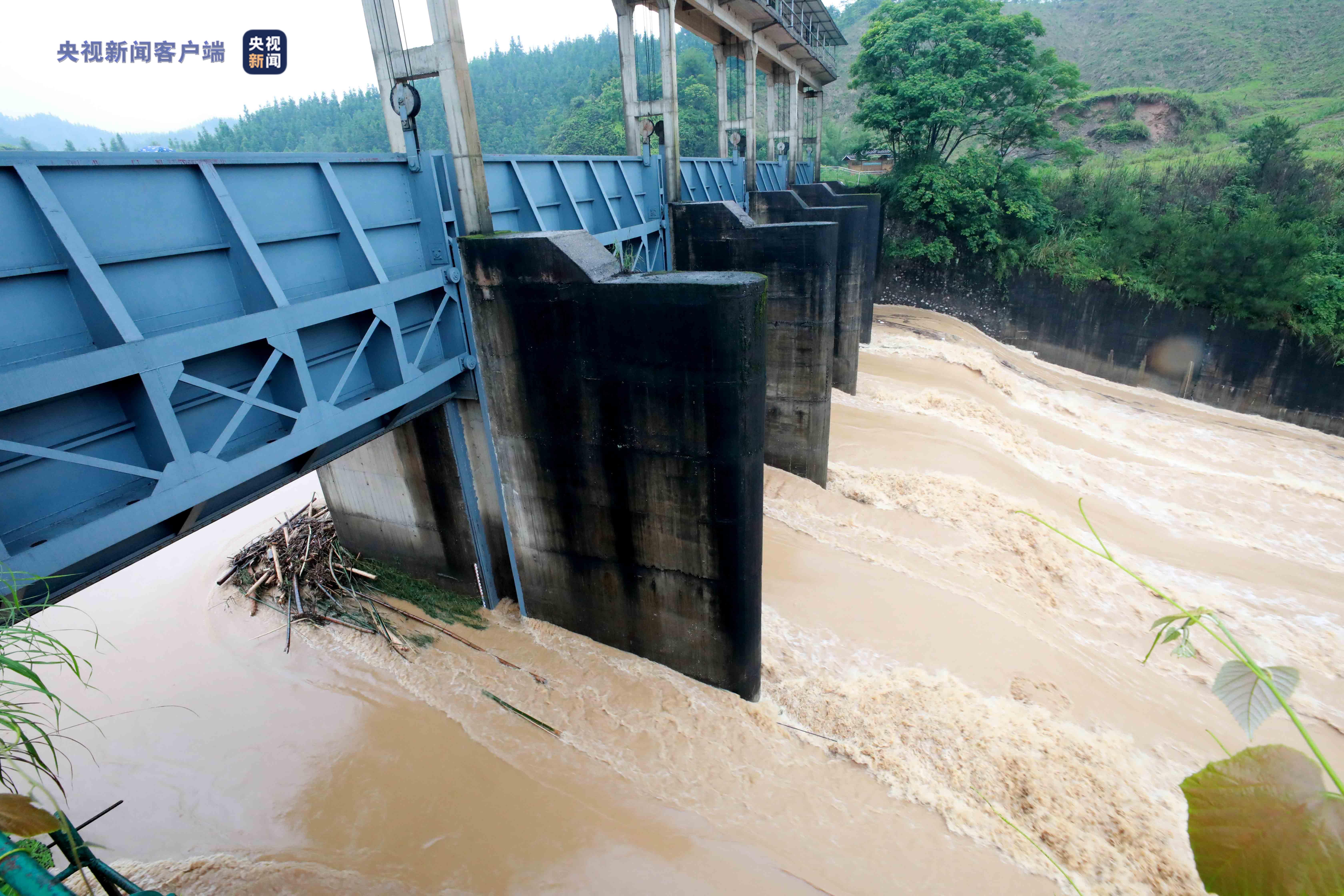 广西柳州：暴雨后泗维河水库开闸泄洪