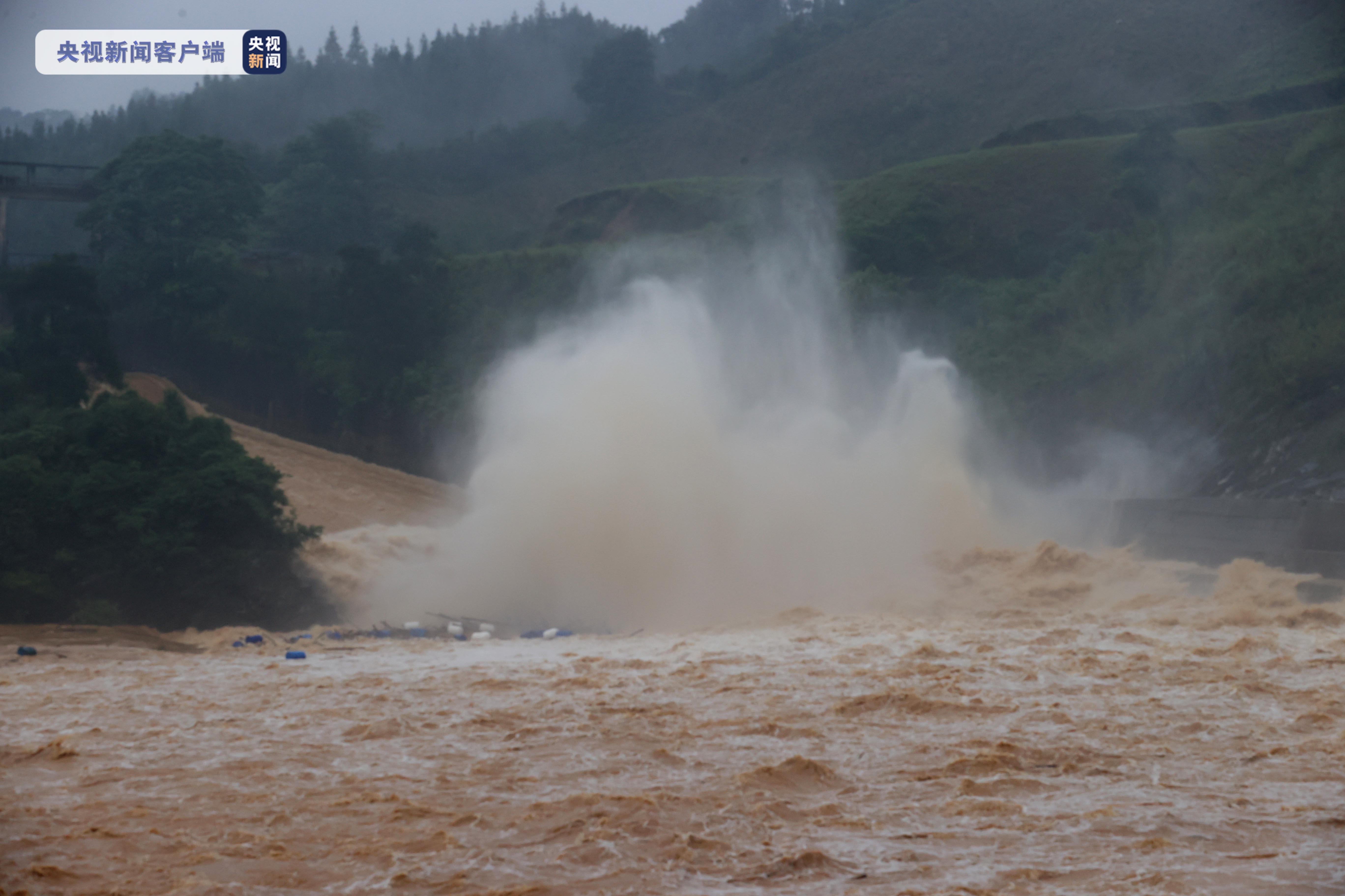 广西柳州：暴雨后泗维河水库开闸泄洪