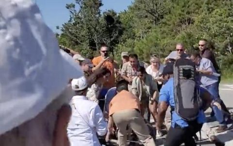 拜登骑自行车摔倒称“我很好”