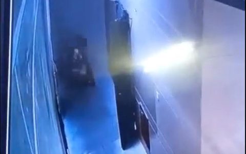 男子尾随少女进居民楼强行搂抱