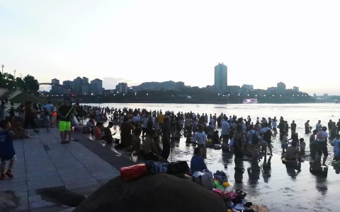 四川宜宾上千市民长江边戏水