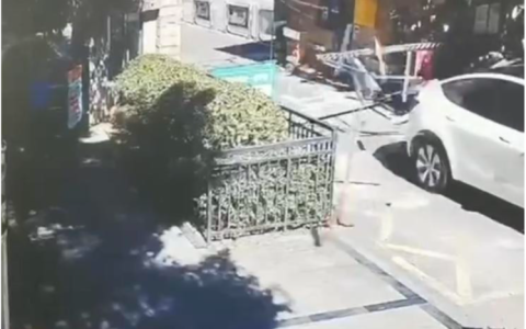 特斯拉ModelY失控加速撞墙