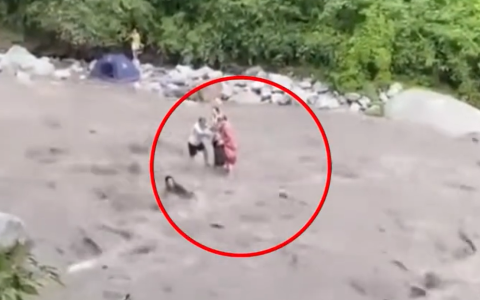 致7死山洪:有人慢悠悠收拾被冲走