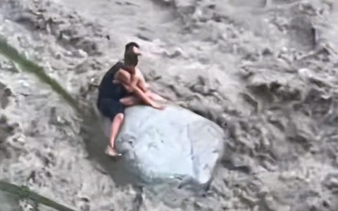 被冲走前 父亲试图将孩子抛上岸