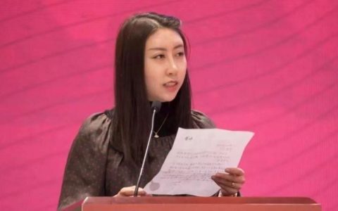 专家称普通读者无法鉴赏贾浅浅的诗