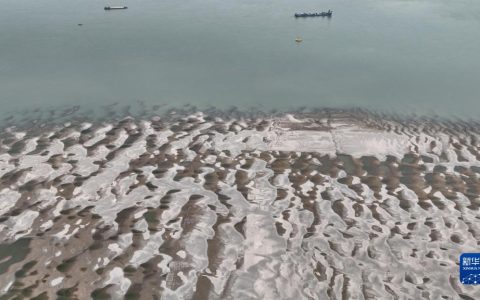 航拍水位降低的长江:大片滩涂裸露