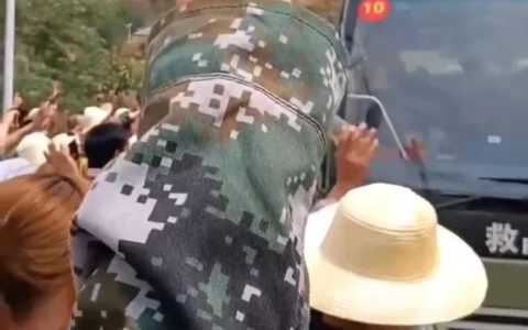 重庆市民欢送消防员 猛塞饮料西瓜