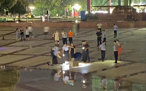 安徽一广场雷击致2死 落雷瞬间曝光