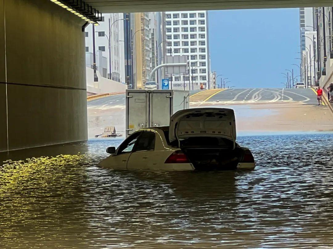 暴雨引发中东沙漠地区洪水泛滥
