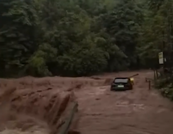 网红野营地遇山洪 多辆小车被淹