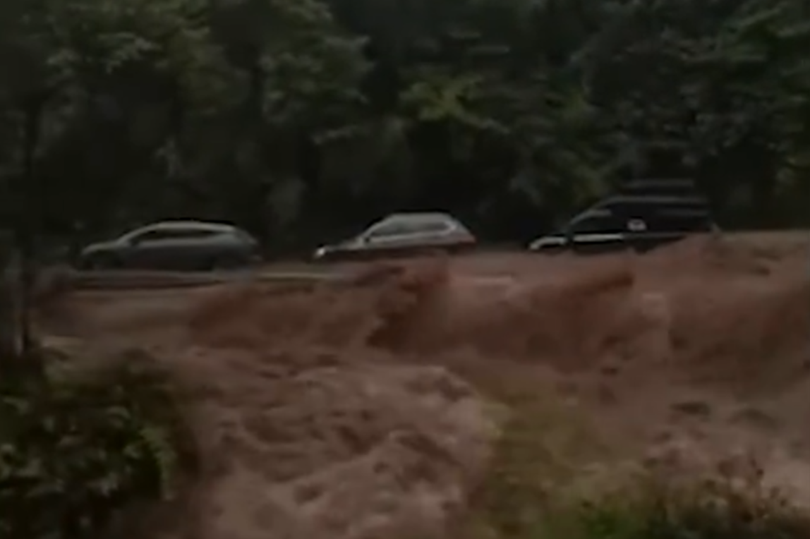 网红野营地遇山洪 多辆小车被淹