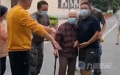 老人做核酸不愿插队 众人谎称按年龄
