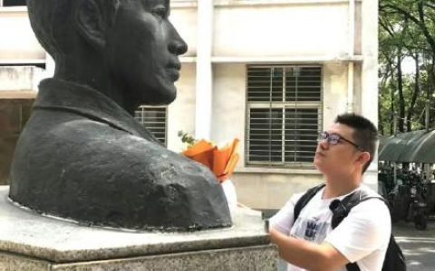 31岁研究生报到后与父亲雕像合影