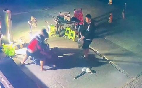 保安被男子锁喉 3名路人上前制止