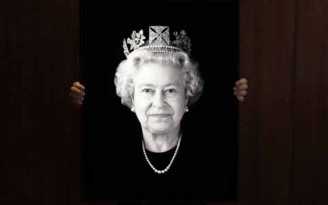 阿根廷主持人开香槟庆祝英女王去世