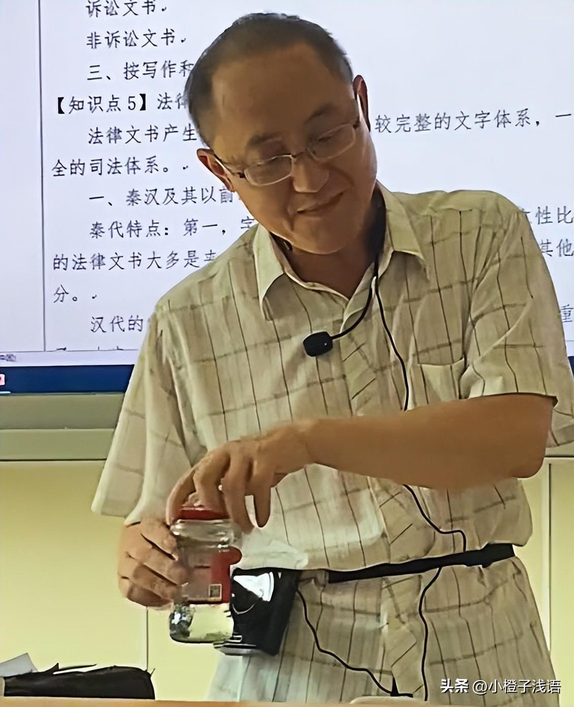 大学老师用老干妈瓶子喝水