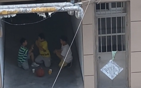 三男孩跪楼道里饮料代酒桃园结义