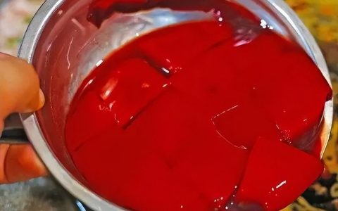 男子将190公斤猪血制假鸭血售卖