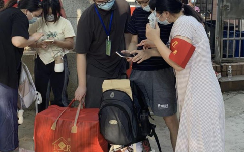 52岁大学生开学报到被老师轮流确认