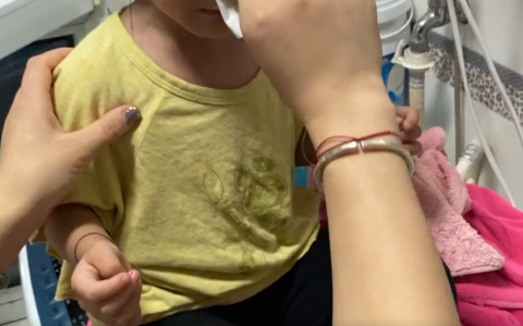 爸爸给2岁女儿洗漱被骂流氓