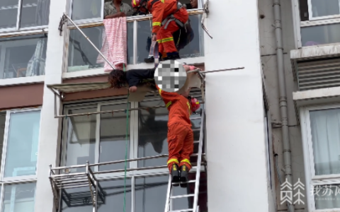 女子失足5楼掉下挂在3楼雨棚