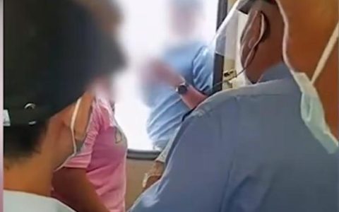 男子下车抽烟错过发车妻子跪求开门