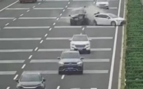 高速被追尾6人直接原地歇了