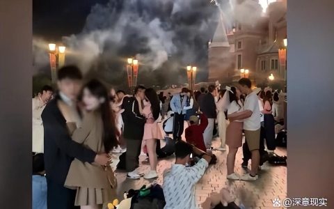 多对情侣迪士尼流水线式接吻拍照