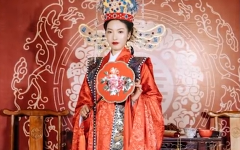 婆婆耗时一年为儿媳做凤冠