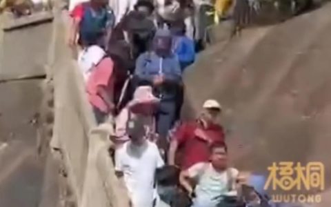 男子国庆爬黄山10分钟走1米