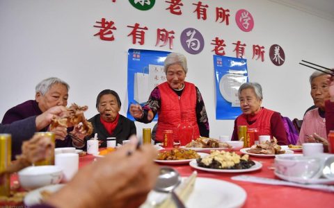 老人再就业给儿子买车称想刷存在感