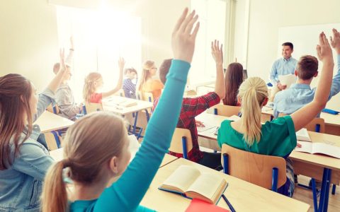 20余名留守娃轮流摆拍喂猪完成作业